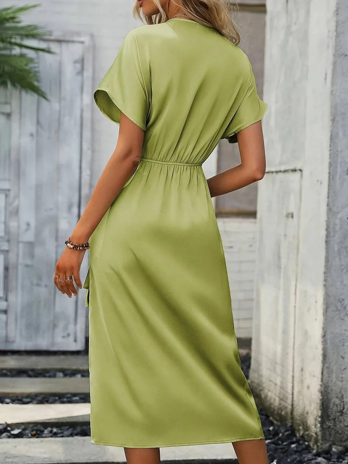 Isoliera - Elegante abito a portafoglio con scollatura a V